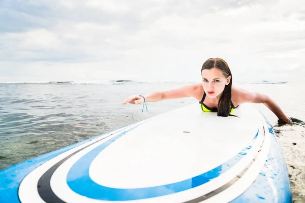Açık Denizde Sörf Tahtası Üzerinde Kürek Çekmeye Kız Sörfçü — Stok fotoğraf
