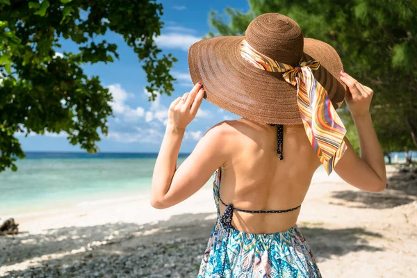Yazın Okyanus Plajında Palmiyelerin Gölgesinde Kadın Turist — Stok fotoğraf
