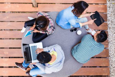 Genç işçilerin açık havada çalışırken modern kablosuz teknoloji kullanarak