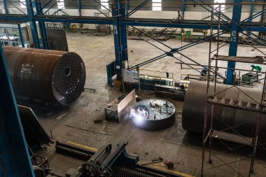 Sanayi kazanları üreten bir fabrikanın içinde.