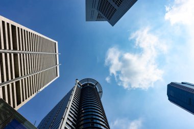 SINGAPORE - 30 Mart 2020 'de Singapur' da Marina Körfezi 'ndeki gökdelenlerin görüntüsü. Singapur dünyanın dördüncü önde gelen finans merkezi. UOB Binası ve Bir Piyango Yeri