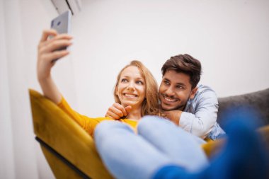 Selfie cep telefonu alarak Çift 