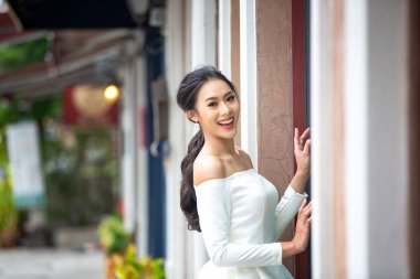 Gelinlik giymiş Asyalı bir kadının portresi.