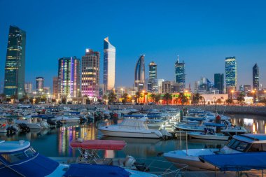 Gece Kuwait City silueti