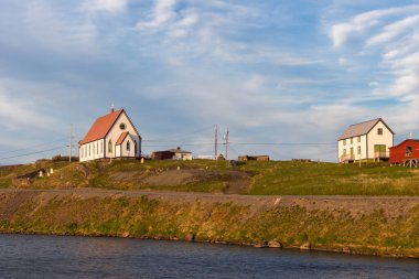 Newfoundland 'da bir yerde, arka planda seyahat yeri