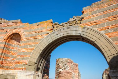 Gamzigrad kalıntıları, arka planda seyahat yeri