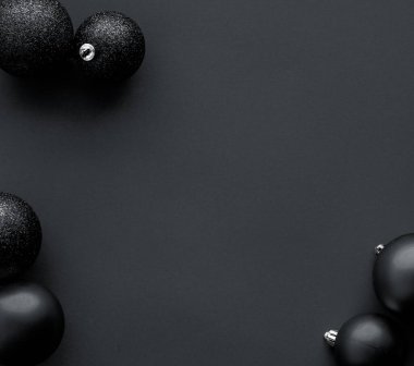Siyah düz zemin üzerinde noel mücevherleri, lüks kış tatili kartı arka planı