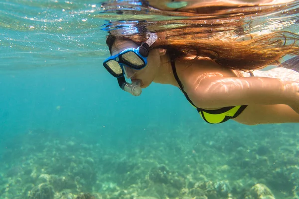 Femme Plongeant Plongeant Apnée Dans Océan — Photo