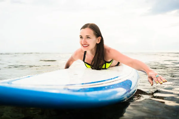 Kvinnliga Surfare Paddling Surfbräda Till Öppna Havet — Stockfoto
