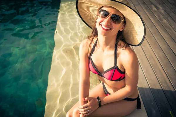 Žena Letních Prázdnin Sedět Bazénu — Stock fotografie