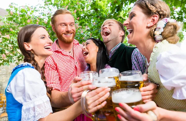 Amigos Divertindo Jardim Cerveja Enquanto Óculos Clinking — Fotografia de Stock