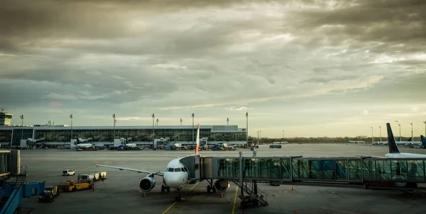 在机场登机门设有旅客登机桥的飞机 — 图库照片