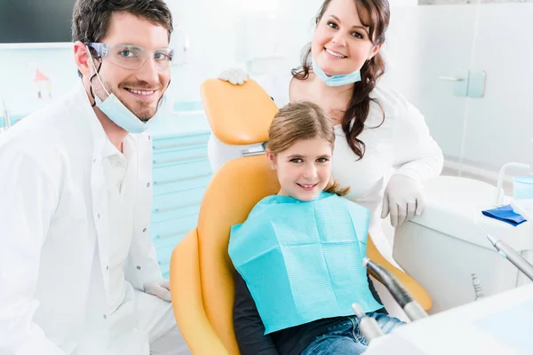 Dentista Tratando Criança Sua Cirurgia — Fotografia de Stock