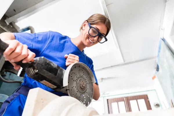 Female Sculptor Cutting Stone Angle Grinder — Stock Photo, Image