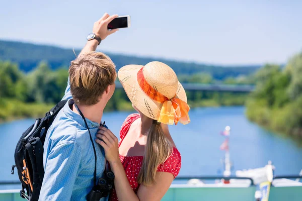 Junges Paar Auf Flusskreuzfahrt Sommer Macht Selfie — Stockfoto