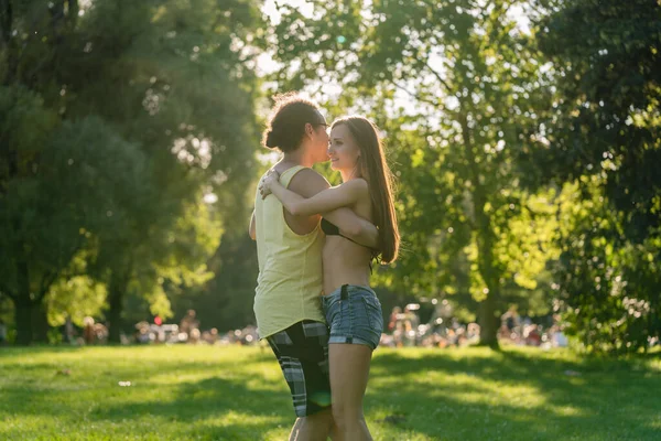 男と女が公園でのラテン アメリカの踊り — ストック写真