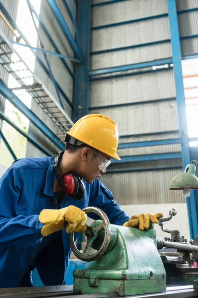 Arbeiter Überprüfen Qualität Hinter Einer Industriellen Maschine — Stockfoto