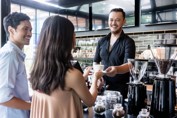 Wesoły Barman Serwujący Kawę Przy Barze Młodej Klientce — Zdjęcie stockowe