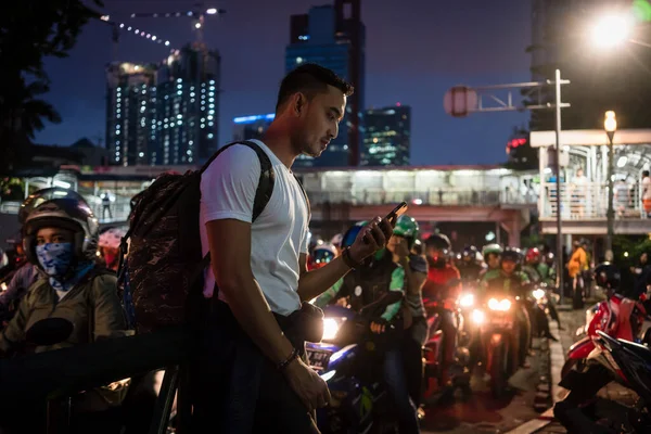 Junge Männliche Touristen Benutzen Das Handy Während Sie Nachts Auf — Stockfoto