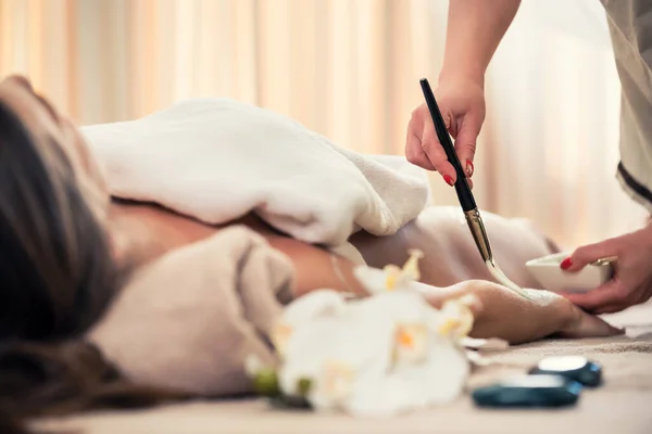 Kadın Cilt Tazeleme Tedavisi Sırasında Güzellik Merkezinde Dinleniyor — Stok fotoğraf