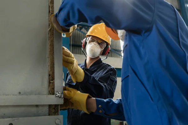 Dos Trabajadores Cuello Azul Que Usan Equipo Protección — Foto de Stock