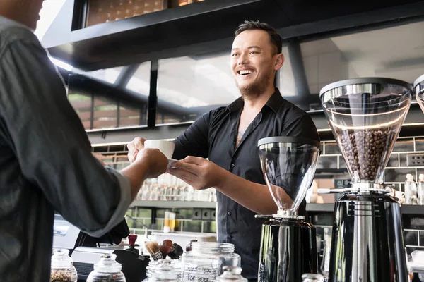 Przyjazny Barman Serwujący Kawę Espresso Klientowi Nowoczesnej Kawiarni — Zdjęcie stockowe