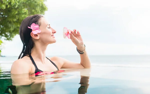 Žena Dovolená Relaxační Plavání Bazénu — Stock fotografie