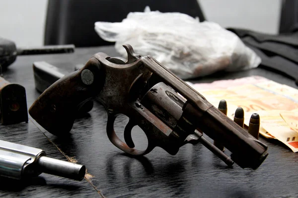 Revolver Sequestrato Dalla Polizia — Foto Stock