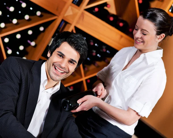Kelnerka Restauracji Oferuje Czerwone Wino — Zdjęcie stockowe
