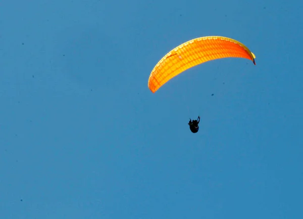 Trancoso Uçuş Sırasında Paraşüt — Stok fotoğraf