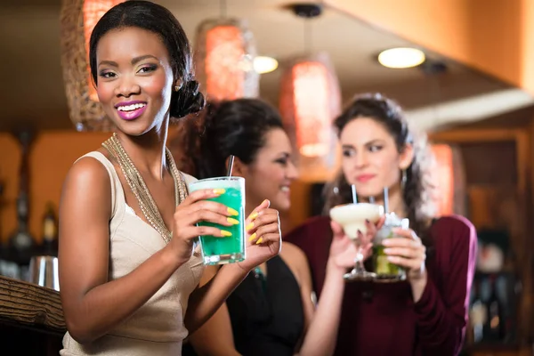 Grupp Kvinnor Som Dricker Cocktails Baren — Stockfoto