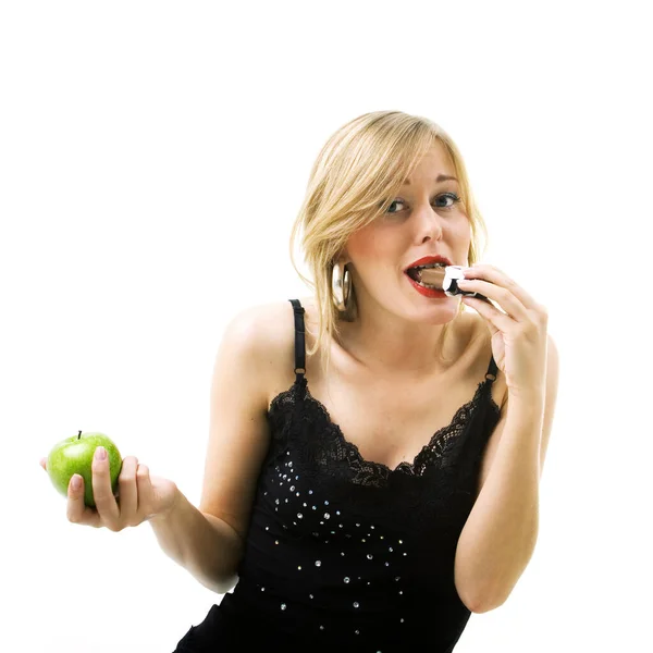 手元のリンゴでチョコレートを食べる女性 — ストック写真