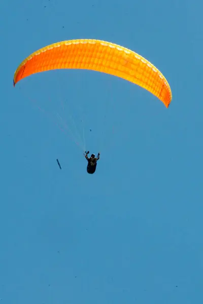 Paralotniarstwo Podczas Lotu Trancoso — Zdjęcie stockowe