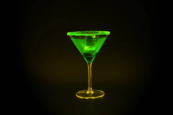 Färgglad Drink Ett Cocktailglas Med Isbitar Sommardrink — Stockfoto