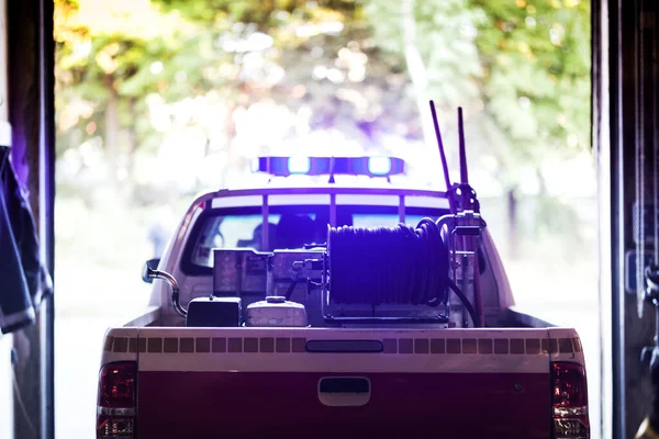 Einsatzfahrzeug Der Feuerwehr Mit Signallampen Einsatzbereit Volle Rettungsausrüstung Kofferraum — Stockfoto