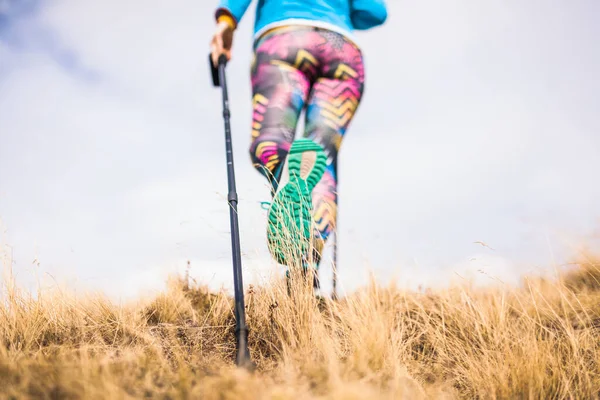 Dağ Çayırında Gezen Kız Spor Ayakkabı Bacakların Düşük Açılı Görüntüsü — Stok fotoğraf