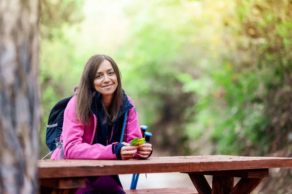 Hiker Girl Resting Bench Forest Backpacker Pink Jacket Holding Dry — Stock Photo, Image