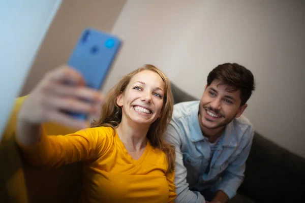 Paar Liefde Nemen Selfie Glimlachen — Stockfoto
