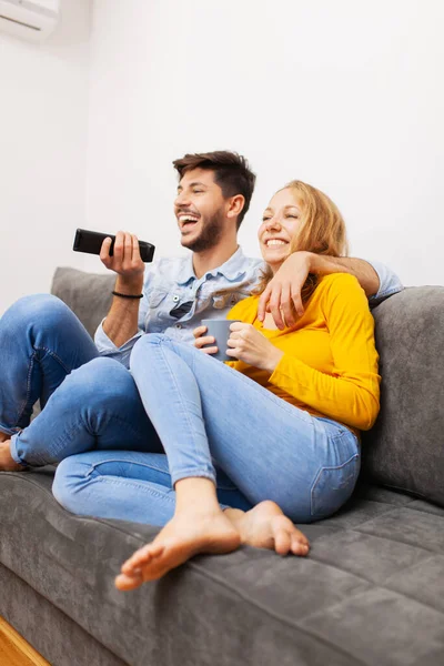 テレビを見て愛のカップル — ストック写真