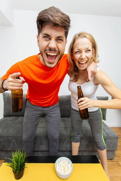 Couple Beer Bottles Cheering Screaming — Stock Photo, Image