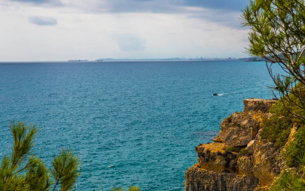 海の上の高い崖夏の海の背景多くの水しぶき波と石 — ストック写真