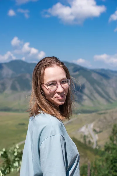 Retrato Mulher Nas Montanhas Altai — Fotografia de Stock