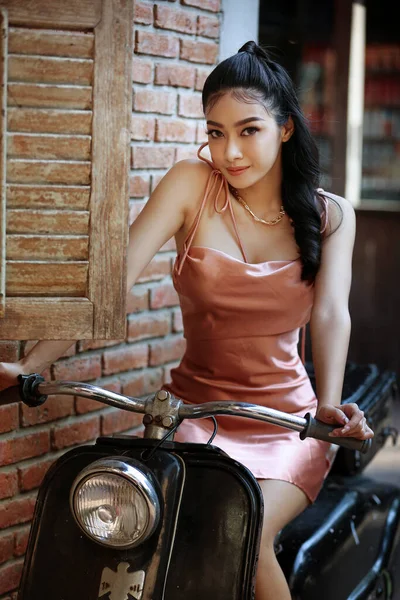 Elegant Sensual Young Woman Brown Dress Recamier Outdoor Shot — Stock Photo, Image