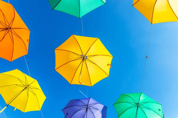 Barevné Deštníky Městské Ulice Dekorace Visící Barevné Deštníky Nad Modrou — Stock fotografie