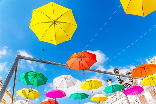 Barevné Deštníky Městské Ulice Dekorace Visící Barevné Deštníky Nad Modrou — Stock fotografie