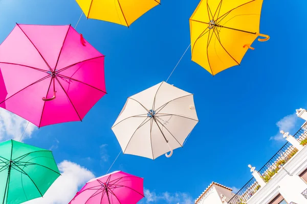 Parapluies Colorés Décoration Urbaine Rue Parapluies Suspendus Colorés Sur Ciel — Photo