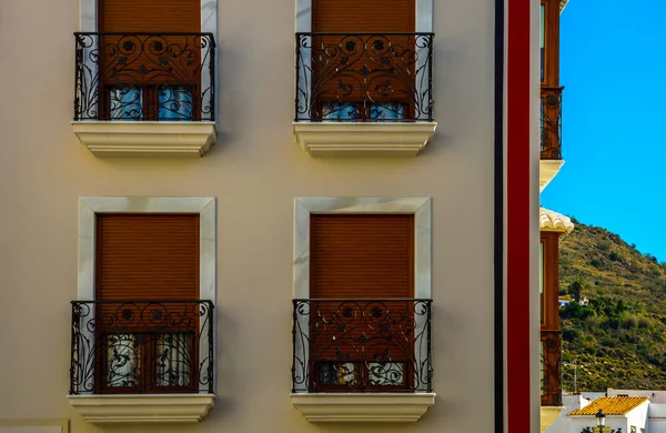 Стильный Балкон Металлическими Перилами Твердым Архитектурным Элементом Местом Отдыха Релаксации — стоковое фото
