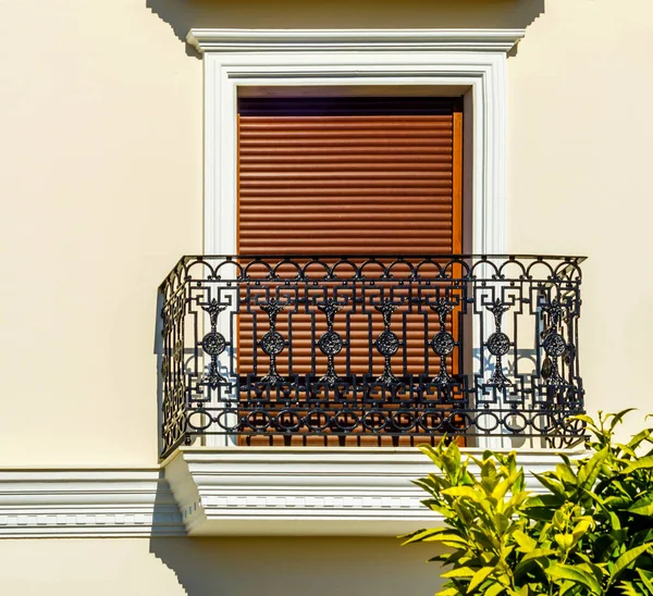 Stijlvol Balkon Met Een Metalen Reling Solide Architectonisch Element — Stockfoto