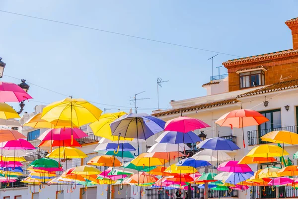 カラフルな傘都市の通りの装飾 青空の上にカラフルな傘をぶら下げて 観光名所 — ストック写真