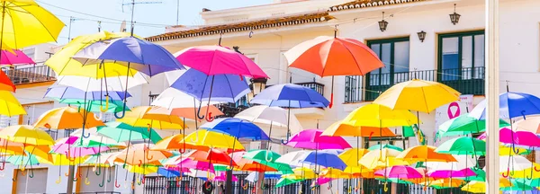 カラフルな傘都市の通りの装飾 青空の上にカラフルな傘をぶら下げて 観光名所 — ストック写真